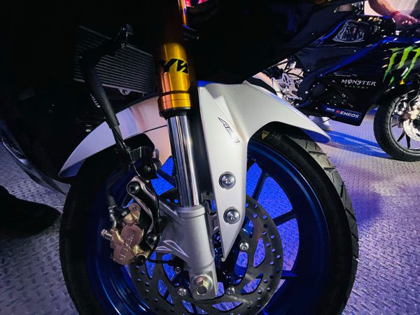 Yamaha-R15M28995.jpg