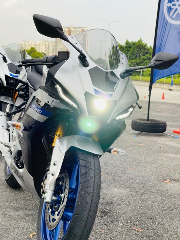 Yamaha-R15M55490.jpg