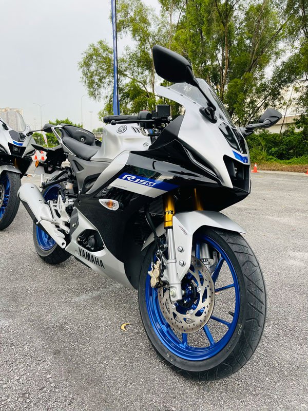 Yamaha-R15M73202.jpg