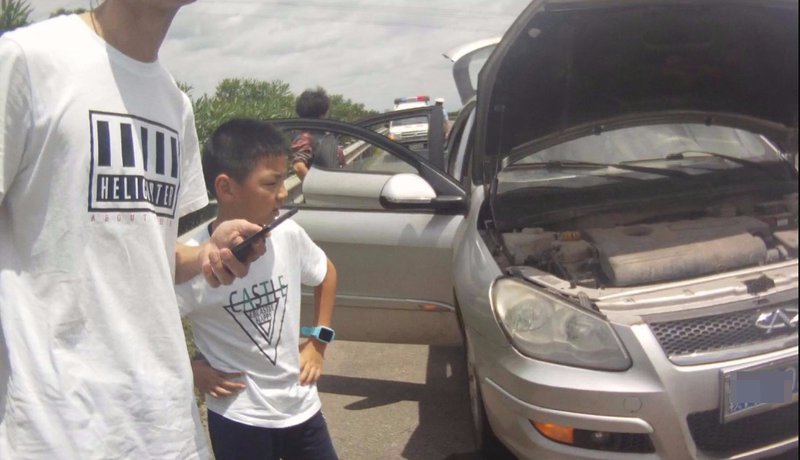 acar-broke at outstation01.jpg