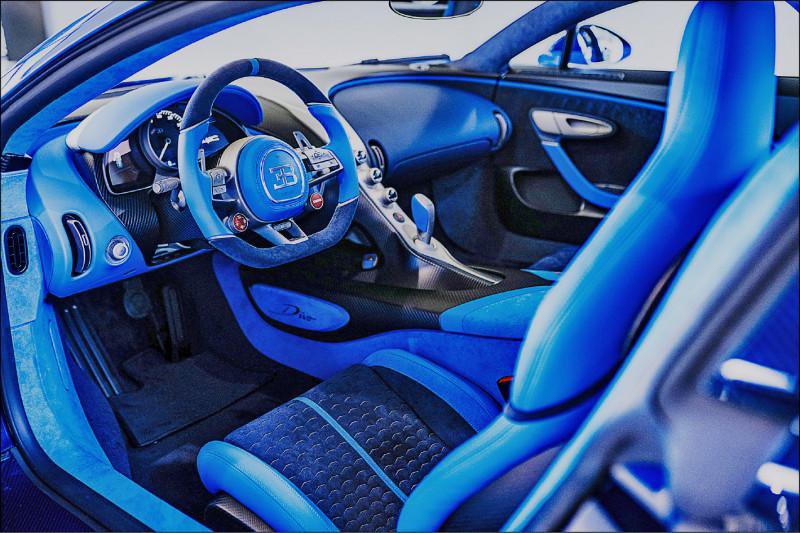 bugatti divo interior.jpg
