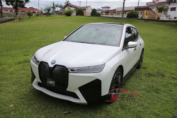 BMWiX_01