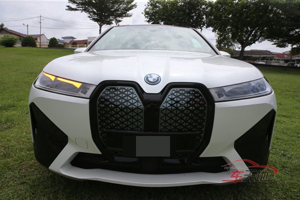 BMWiX_02