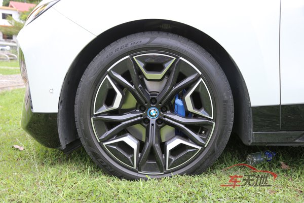 BMWiX_06
