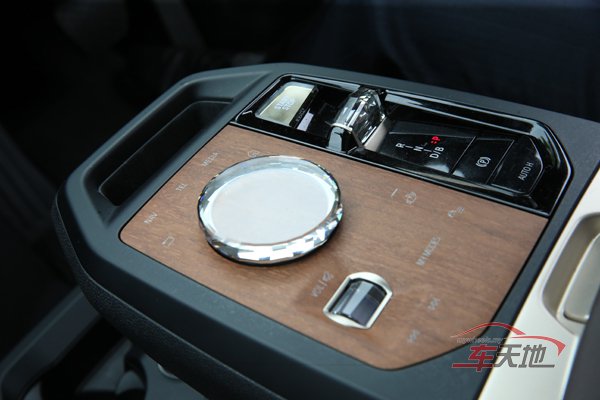 BMWiX_12