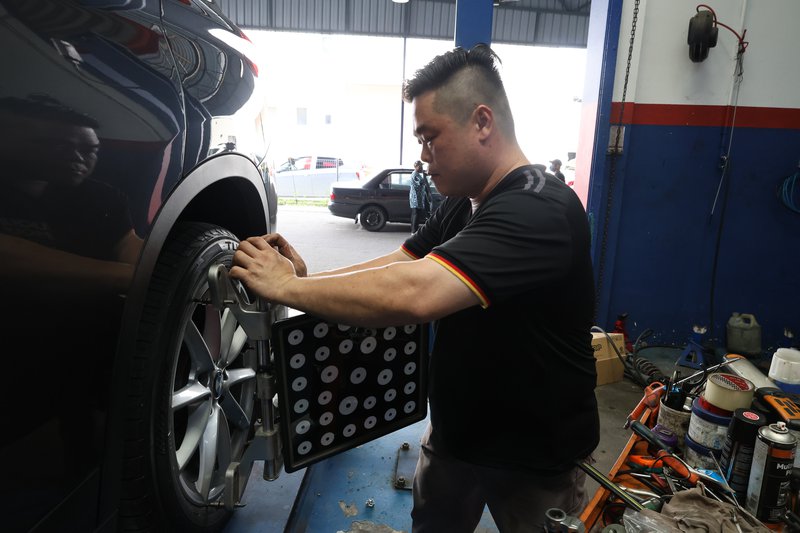 ▲大马汽车保险有包括免费拖车,所以轮胎没有气或出状况,可以直接打致电求助,让专业人士处理。