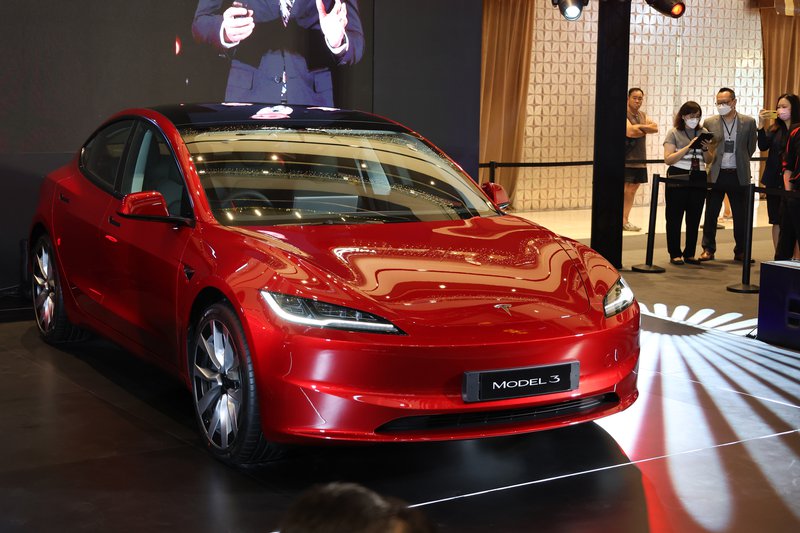 ▲Model 3共有5个车色,图为Ultra Red烤漆。
