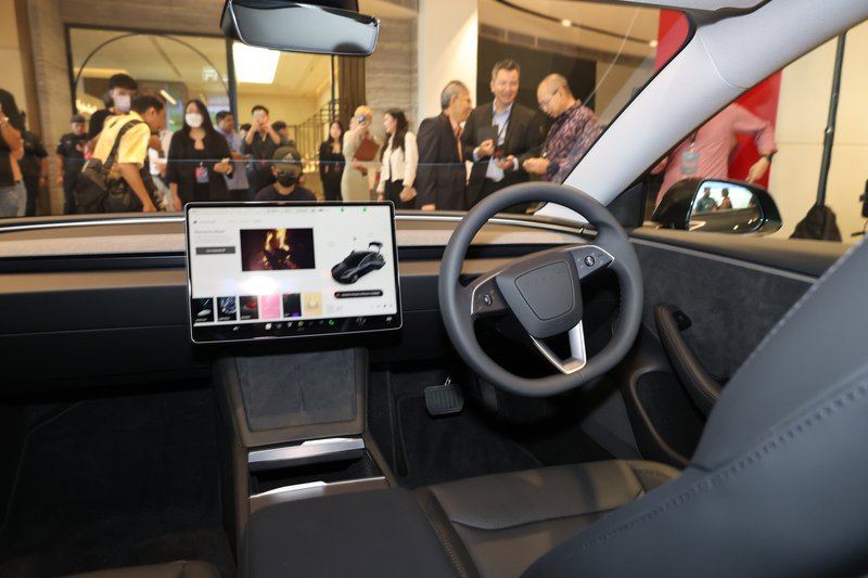 ▲Model 3内观设计,可见排挡设计已取消,驾驶者可透过荧幕操控换档。