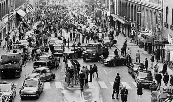 ▲瑞典1967年改变行车方向,当日路上一片混乱。