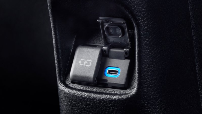 ▲前座一样有一组USB-A充电插口,而后座则有两组USB-C充电插口。